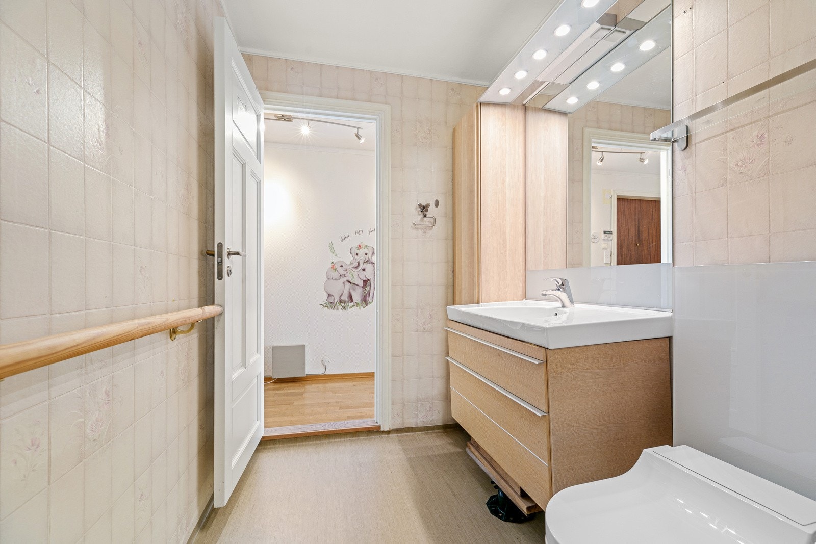 Baderommet er originalt, fornyet med sanitært utstyr over tid Galleribilde