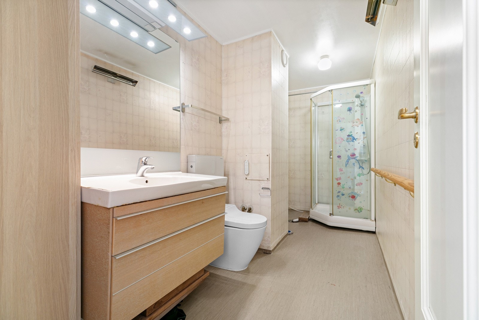 Den innerste delen av badet har opplegg for vaskemaskin og dusjkabinett Galleribilde