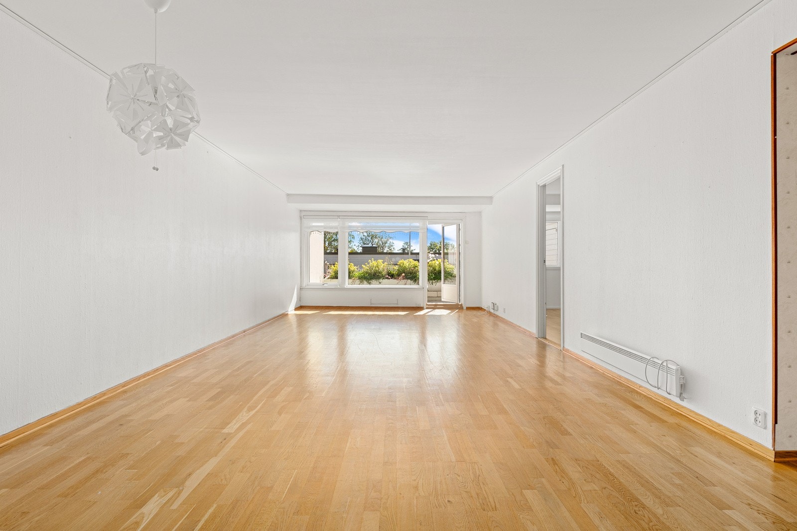 Den hyggelige stuen har god plass til både sofa, tv-møblement og et langbord Galleribilde