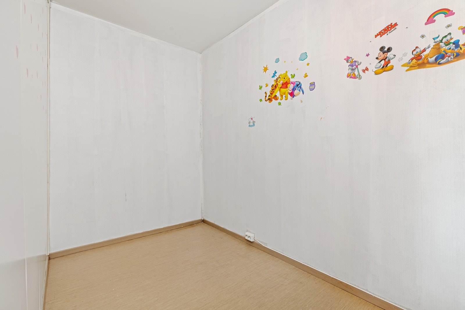 Fra soverommet er det adkomst til en bod hvor man kan oppbevare støvsuger, sesongtøy og annet som er kjekt å ha for hånden Galleribilde