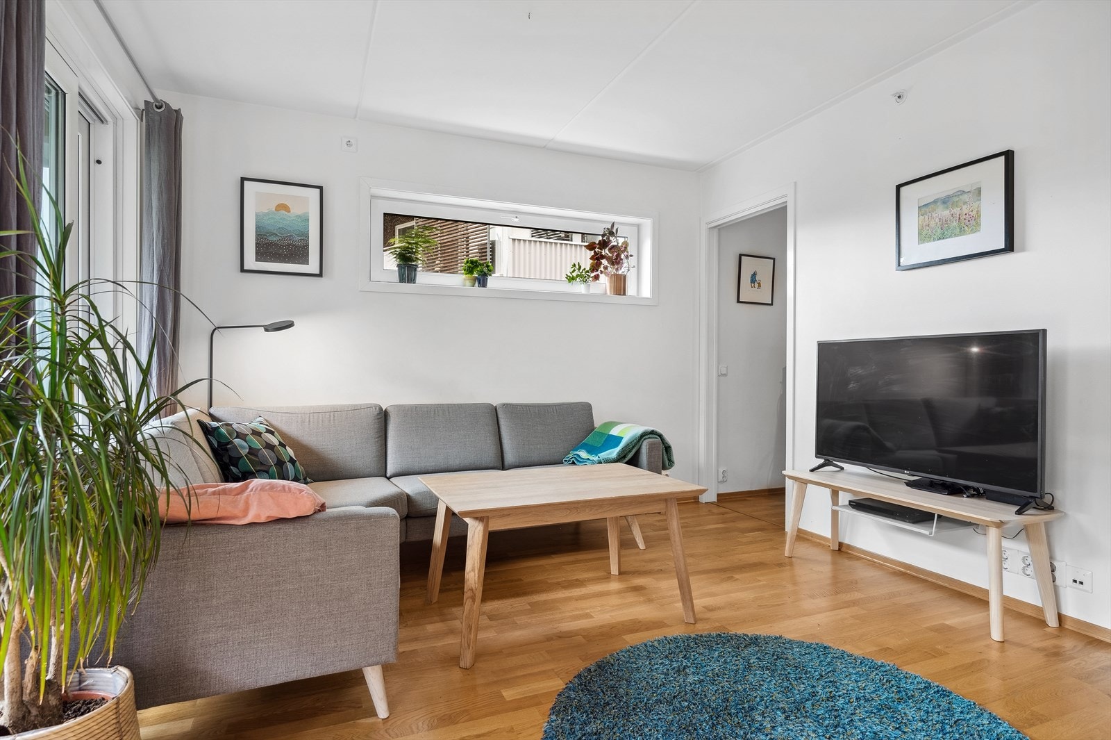 Naturlig TV-krok med plass til stor sofaløsning og tilhørende møblement. Galleribilde