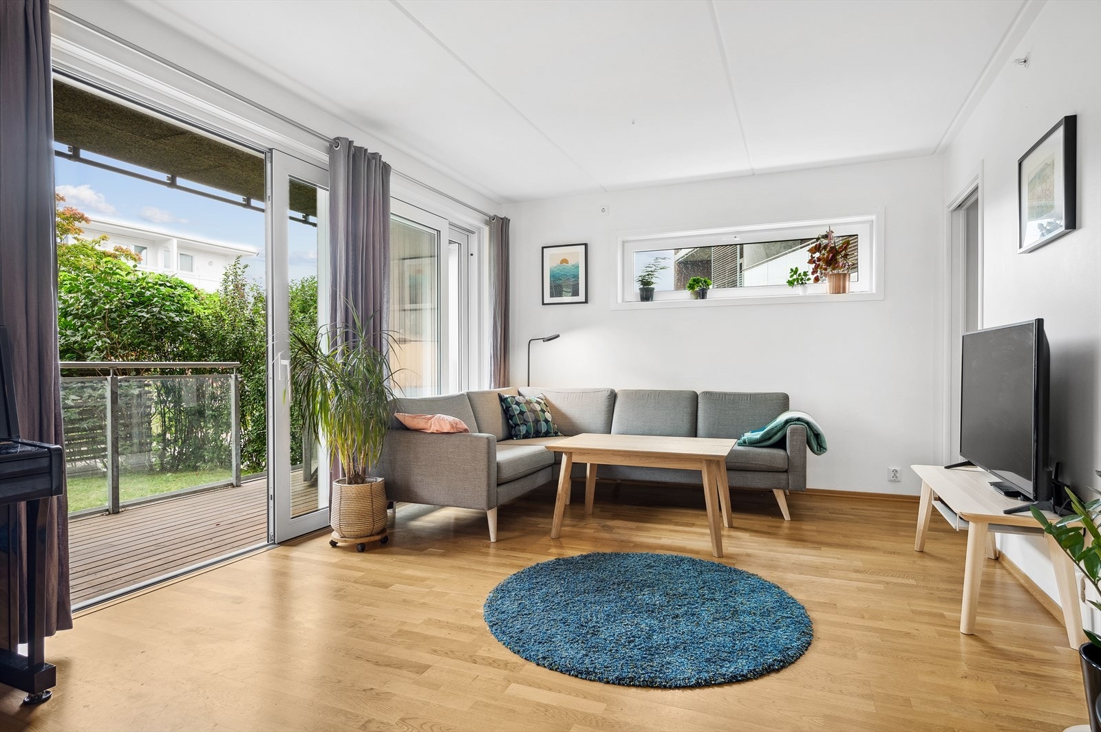 Fra stuen er det utgang til både terrasse og hagedel. Galleribilde