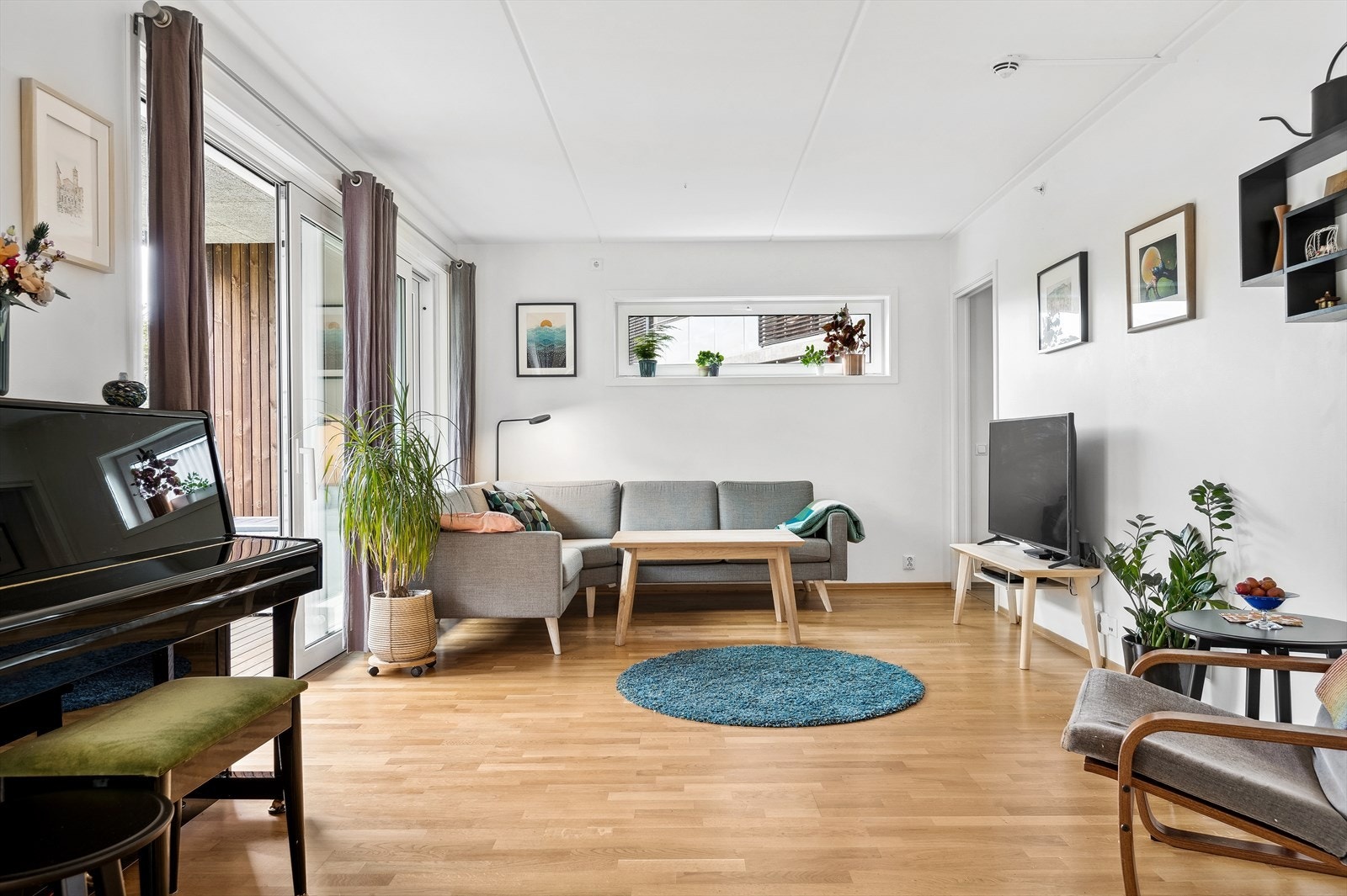 Leiligheten holder god standard med slette overflater og tre-stavs eikeparkett. Galleribilde