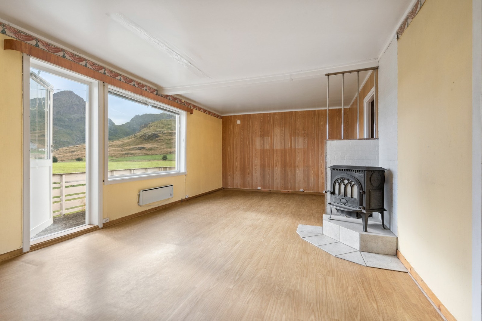 Stue med vedfyring og utgang til sørvendt veranda. Galleribilde