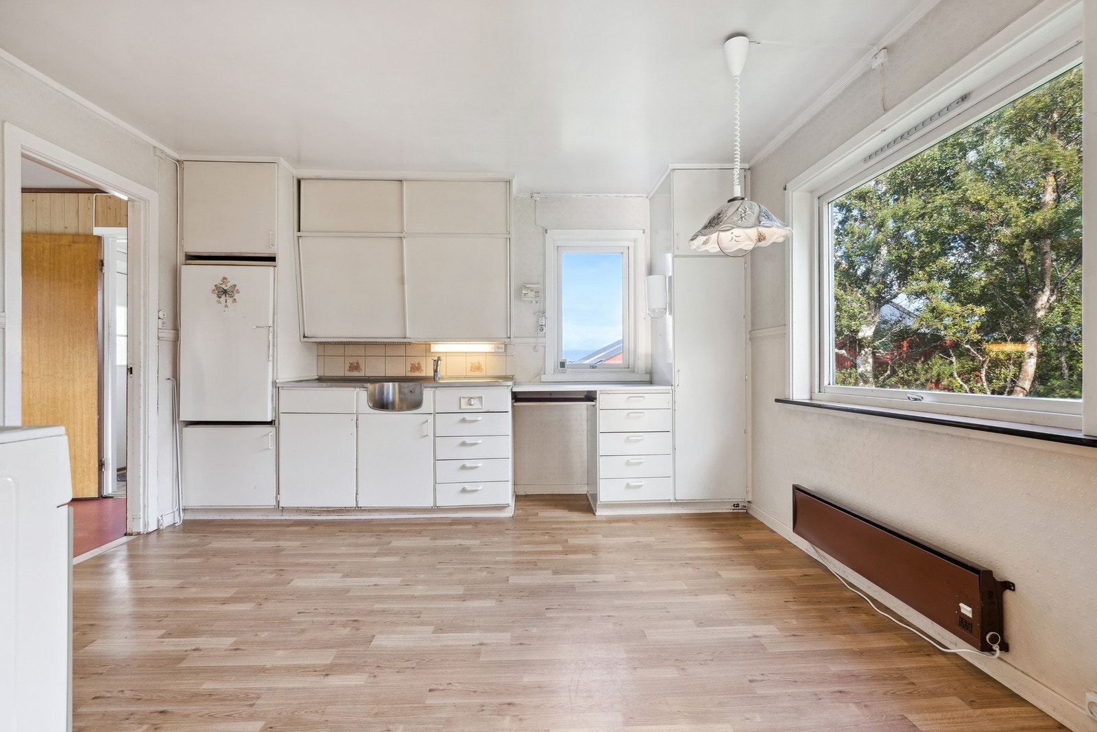 Vi kommer inn i boligens kjøkken. Galleribilde