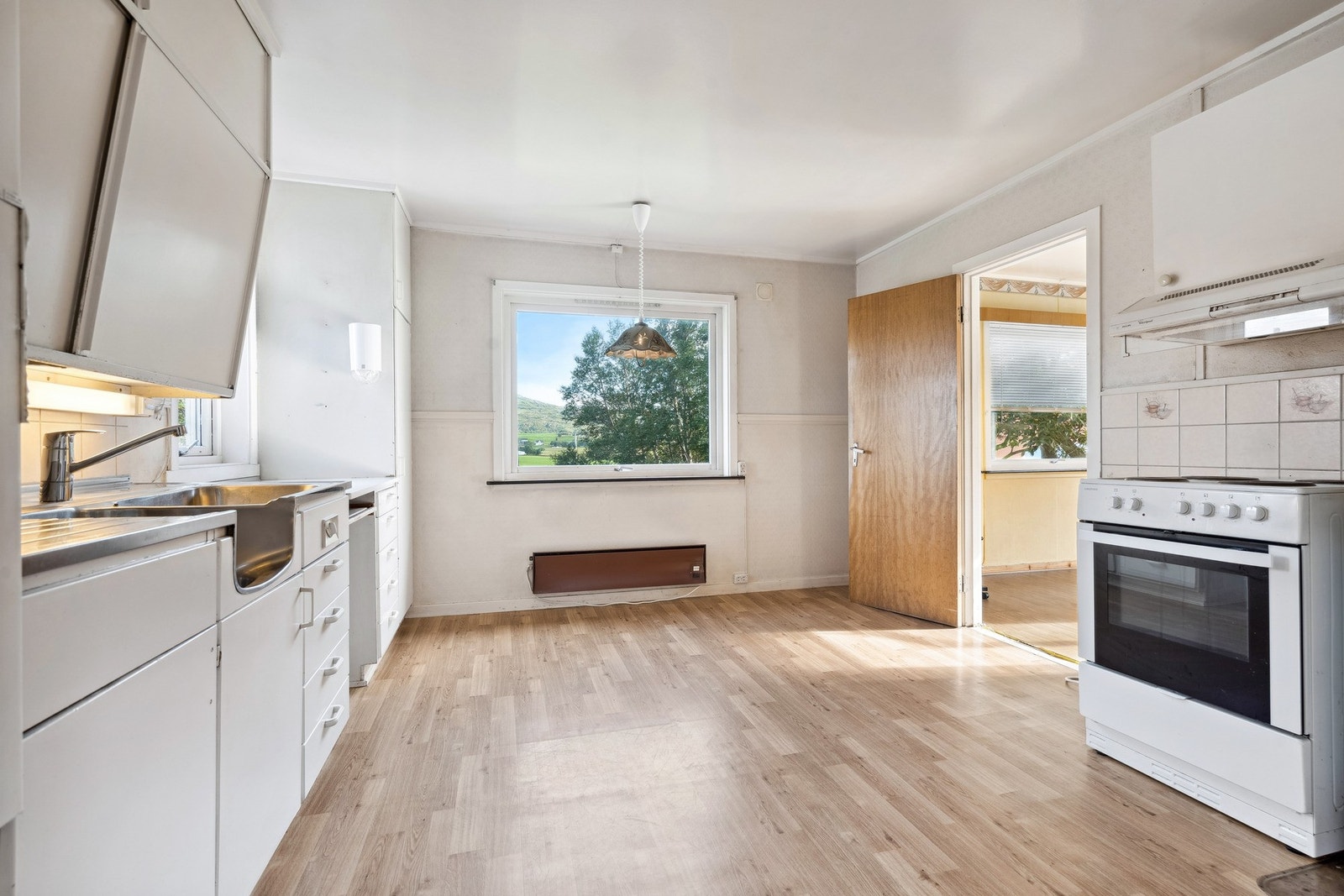 Kjøkkenet rommer plass til spisegruppe. Galleribilde