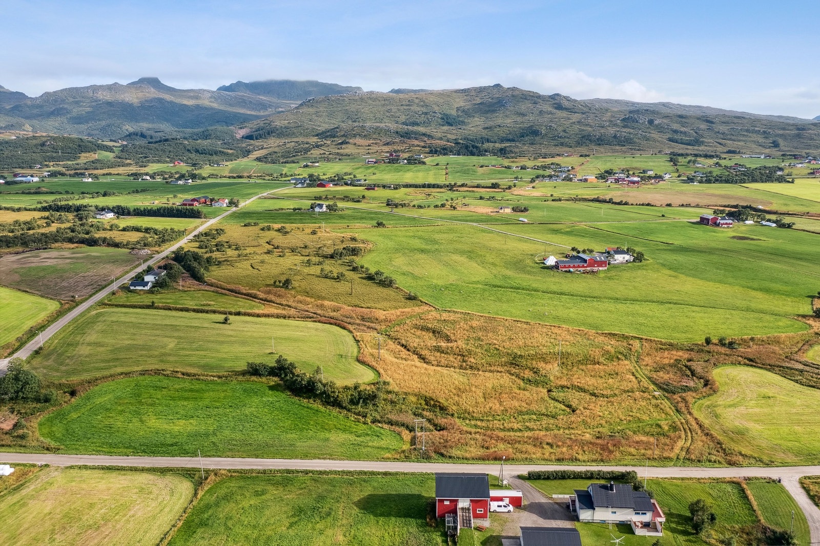 Til Leknes er det kun få minutter kjøring. Her er alt du trenger i form av butikker, treningstilbud, skoler, barnehager osv. Samtidig er det enda kortere vei til Opdøl Montesorriskole. Galleribilde