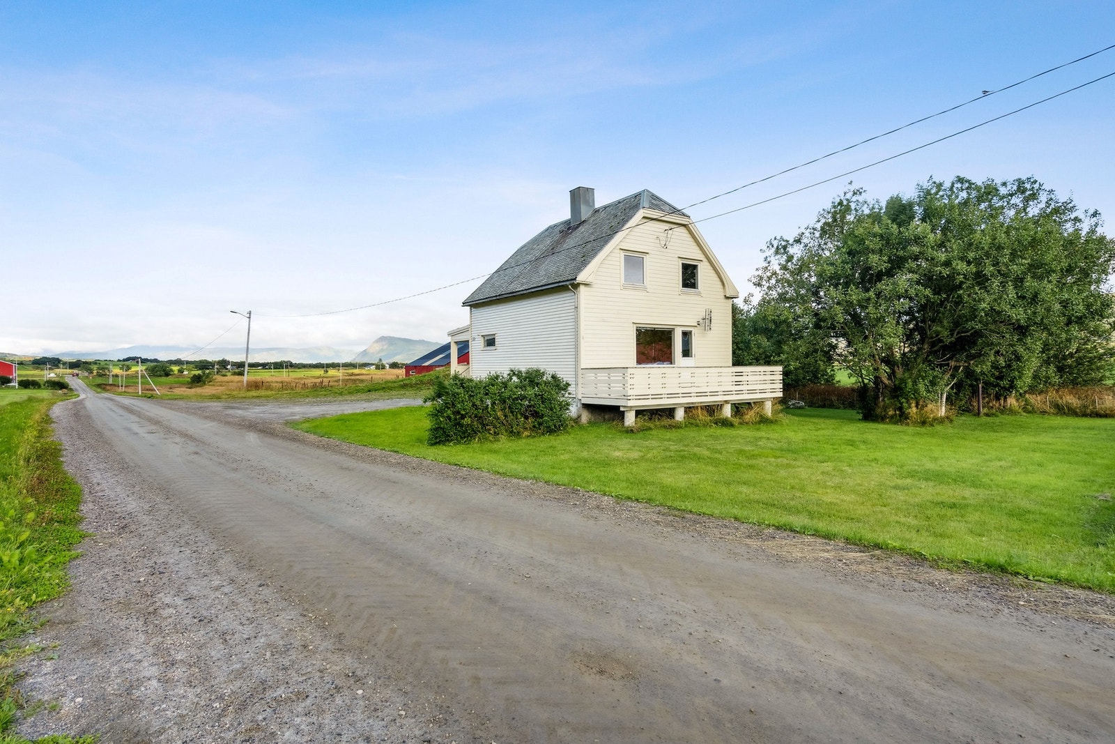 Det er utført etterisolering og ny bordkledning på to vegger i 2007. Galleribilde