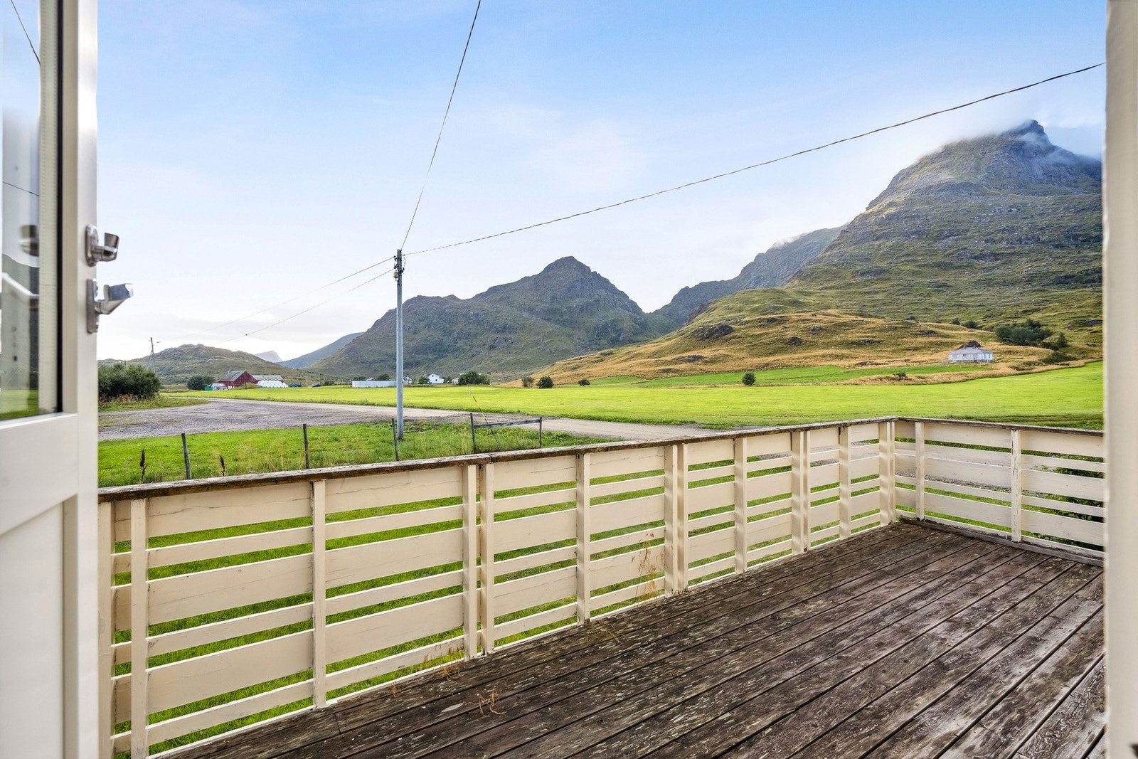 Fra verandaen har du flott utsikt mot omgivelsene. Galleribilde