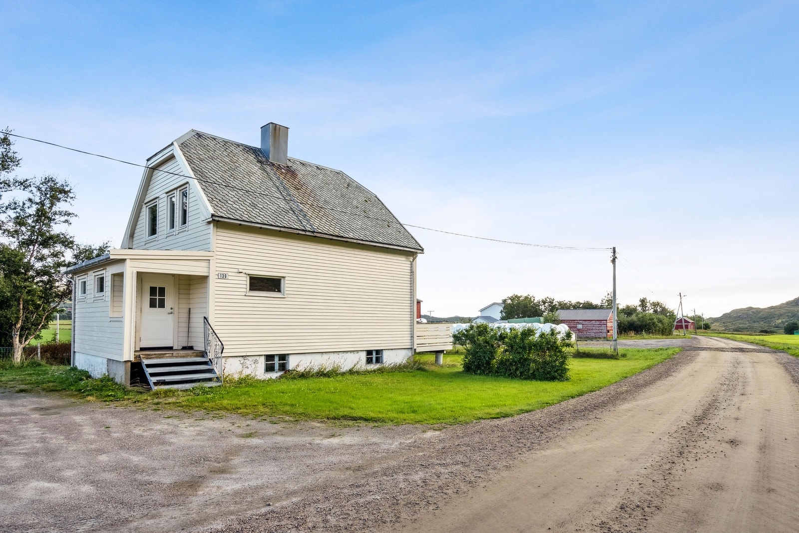 Plenen strekker seg rundt på fremsiden av huset. Her er det også plantet hekk. Galleribilde