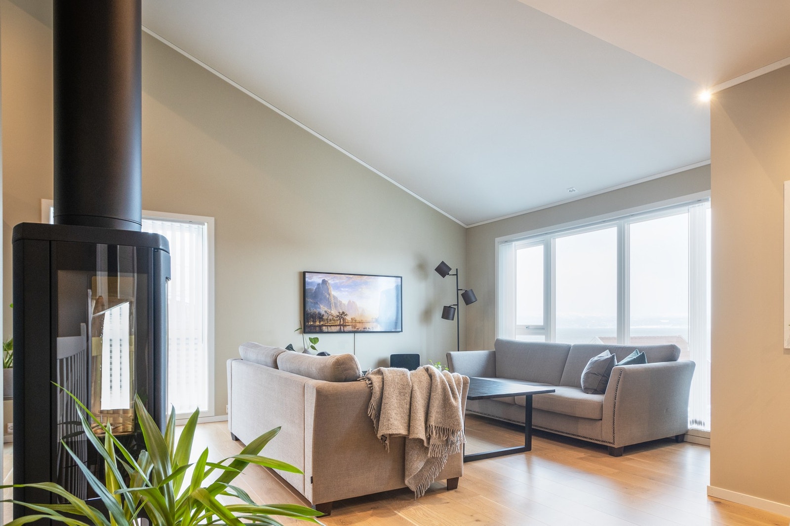 Også innredet med vedovn og varmepumpe som sørger for en stabil temperatur året rundt Galleribilde