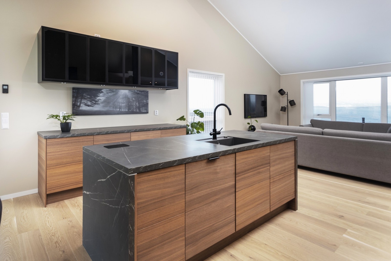 Kjøkkenet er praktisk utformet med en generøs kjøkkenøy Galleribilde