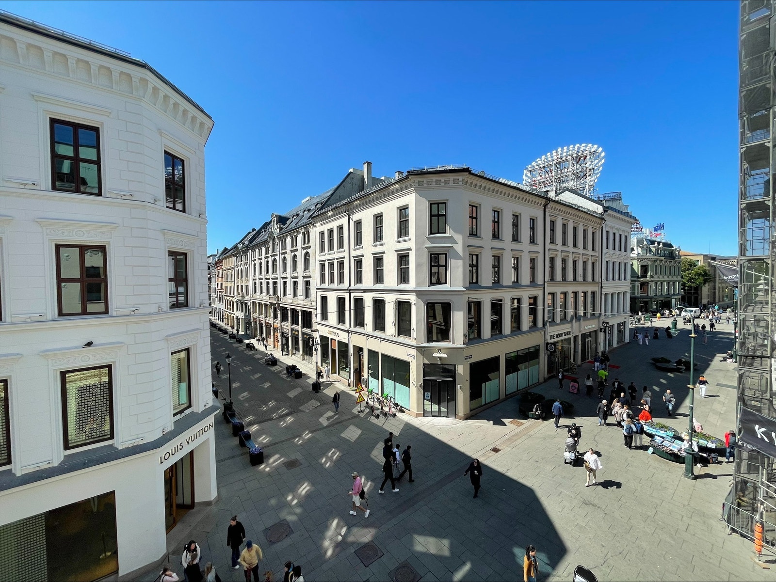 Kontoret har utsikt over Karl Johans gate og Nedre Slottsgate Galleribilde
