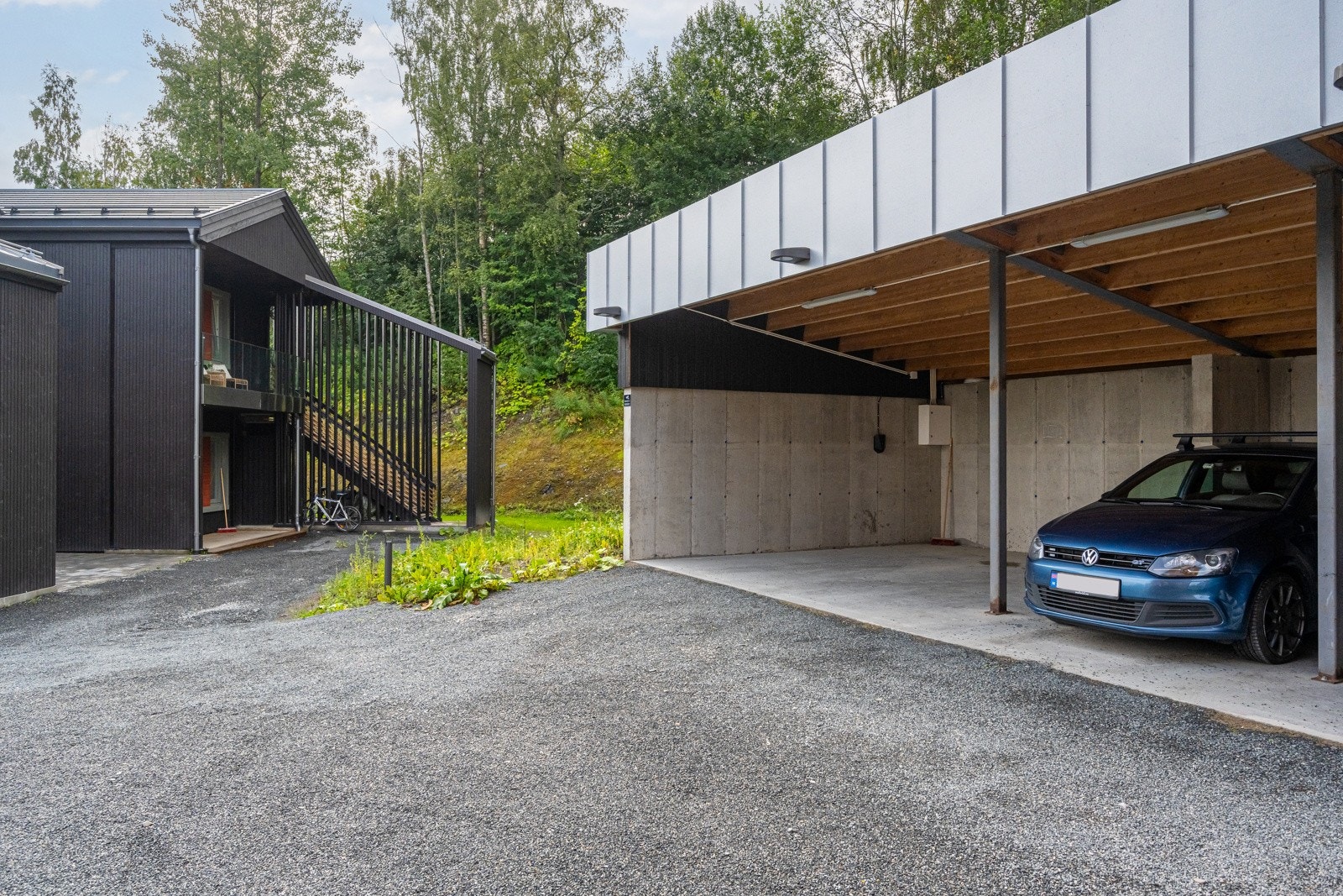 Carport i felles garasjeanlegg Galleribilde