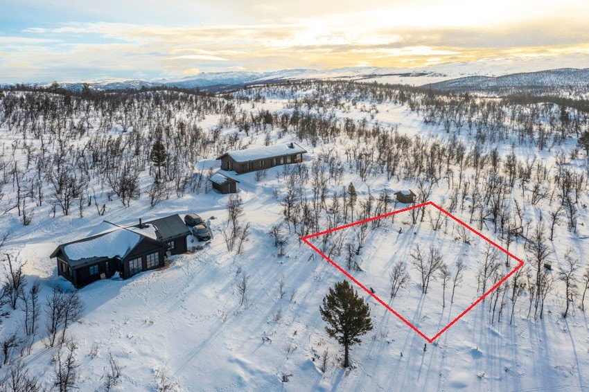 Velkommen til Sønstebøseterlie 71 og denne flott beliggende hyttetomta - nest innerst i blindvei. Skisserte grenser er kun til illustrasjon - avvik kan forekomme Galleribilde