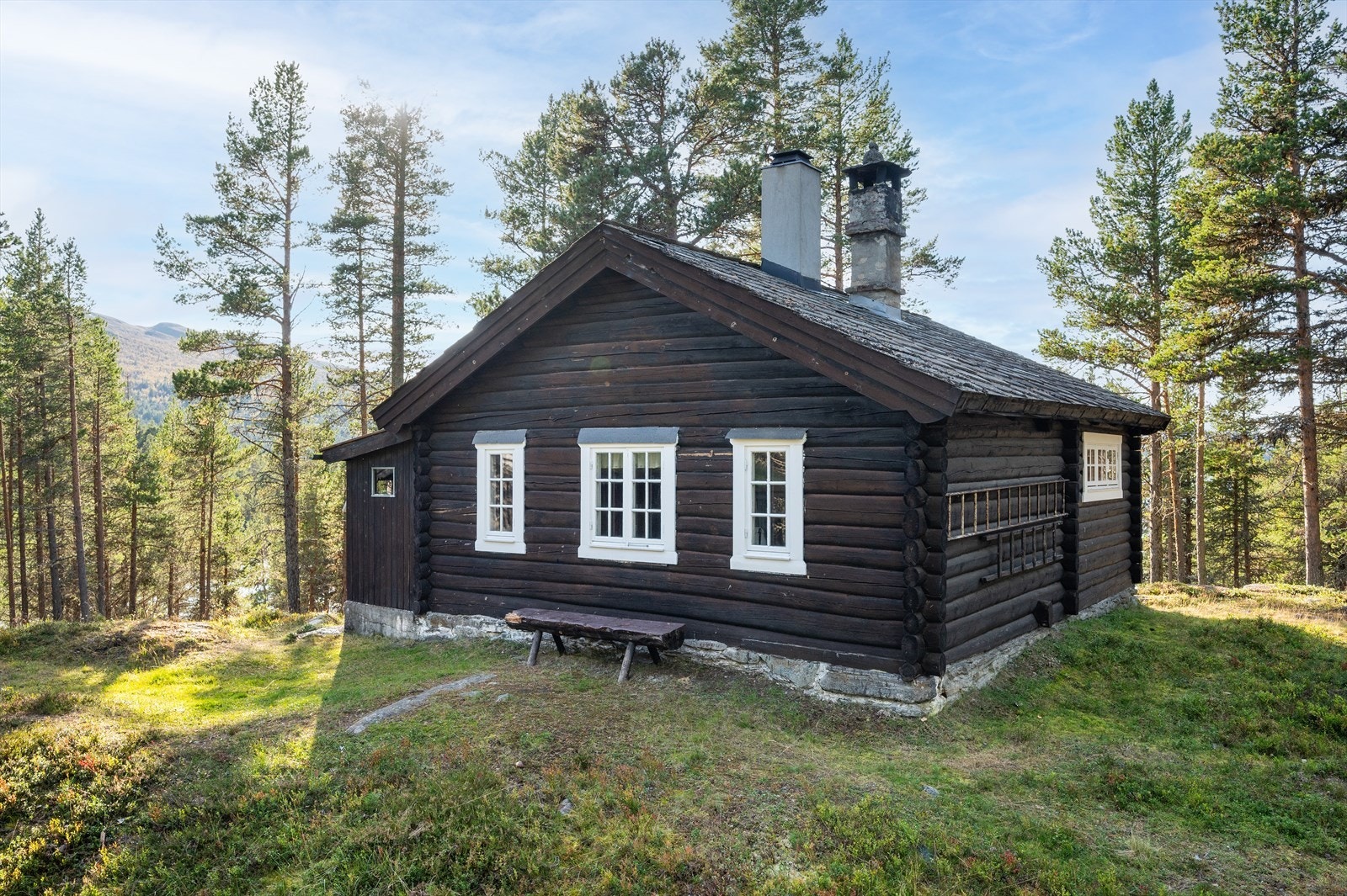 Fritidseiendommen har en flott beliggenhet noen få meter i fra vannkanten ved Flatningen. Galleribilde