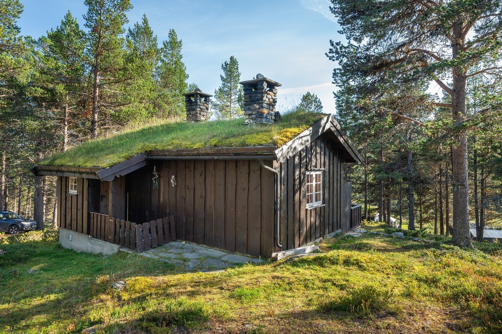 Eiendommen er bebygget med hovedhytte, anneks og uthus. Galleribilde