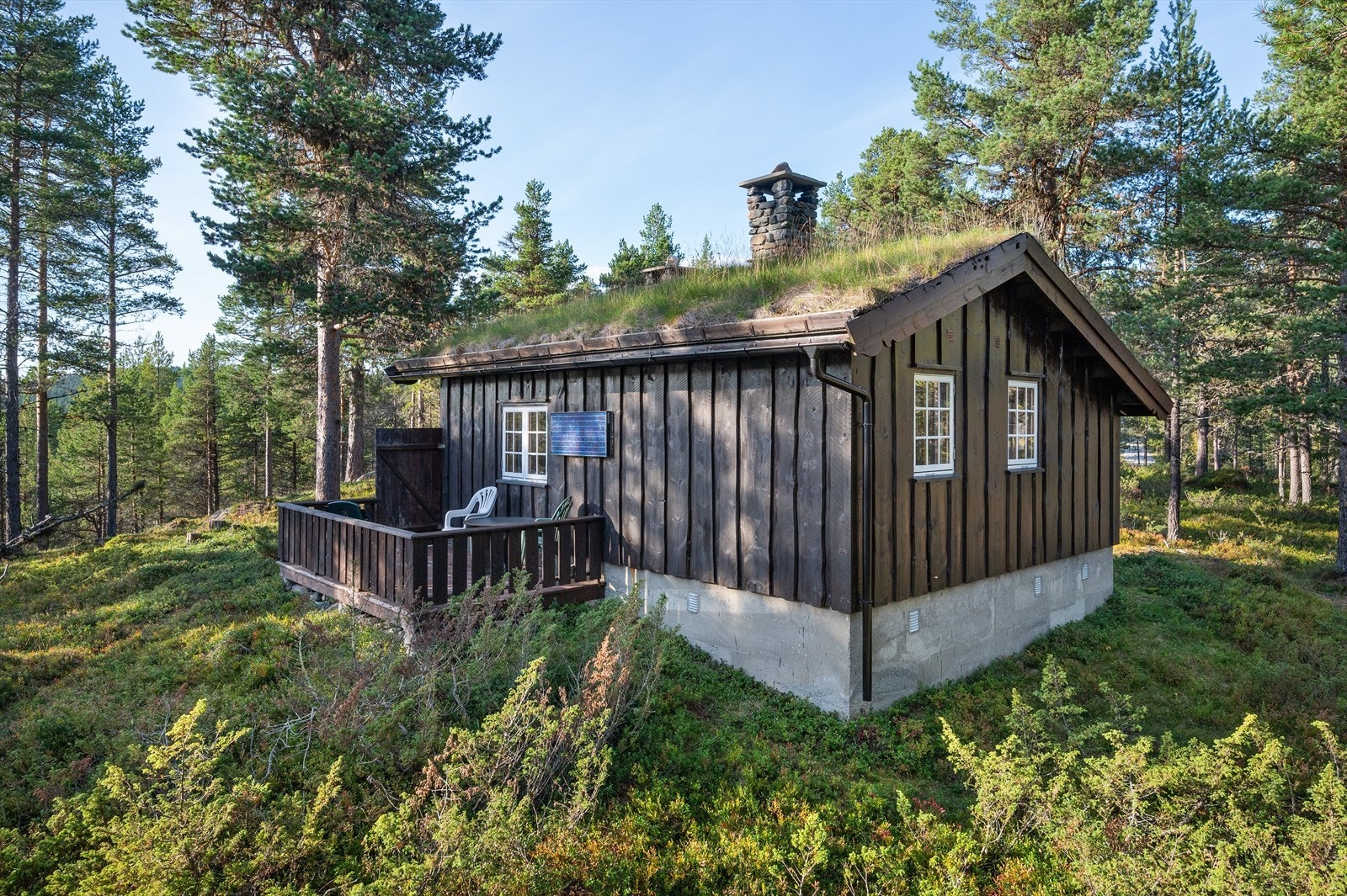Annekset er oppført med dels laftet tømmer og dels bindingsverk med panelkledning. Galleribilde