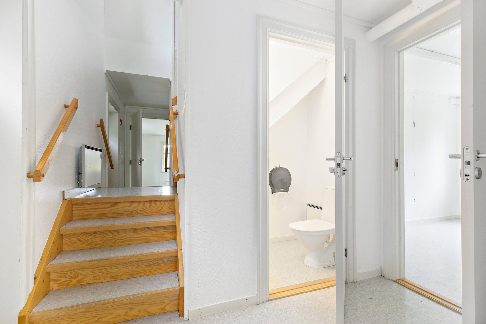 Bygningen er over to plan og har bad i 2. etg. og separat rom med wc i 1. etg. Galleribilde