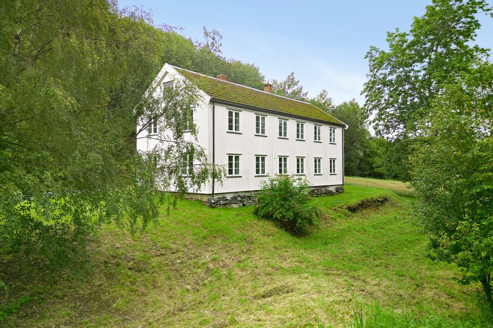 En romslig bolig med landlig plassering og stor tomt på ca 1,7 mål. Galleribilde
