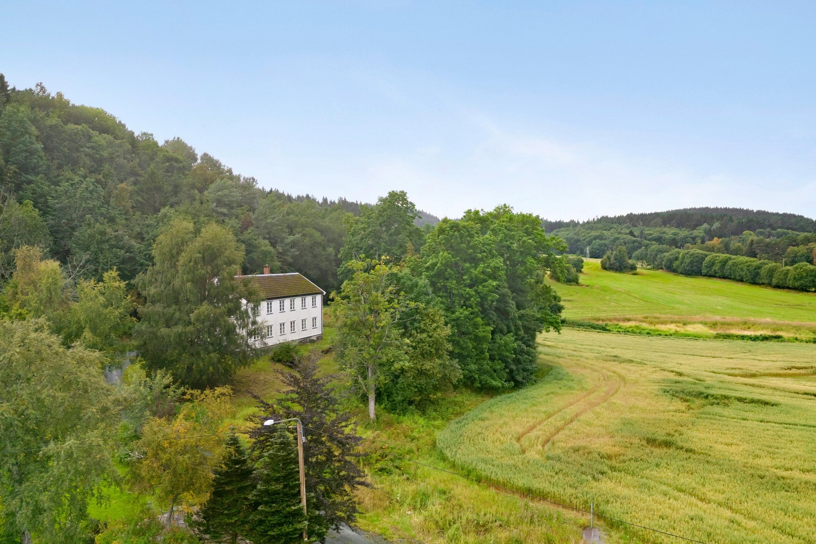 Eiendommen ligger rett i markagrensa mot Estenstadmarka omkranset av natur. Galleribilde