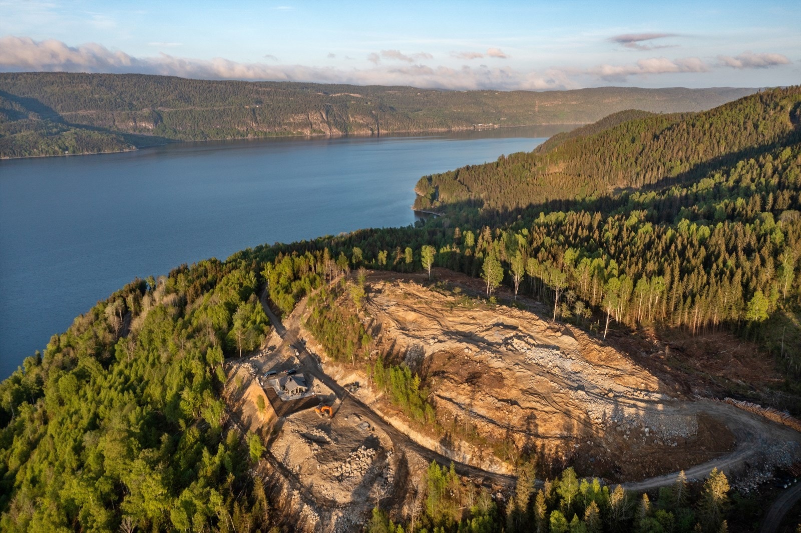 Tomtene ligger fint til i flott skogsterreng. Galleribilde