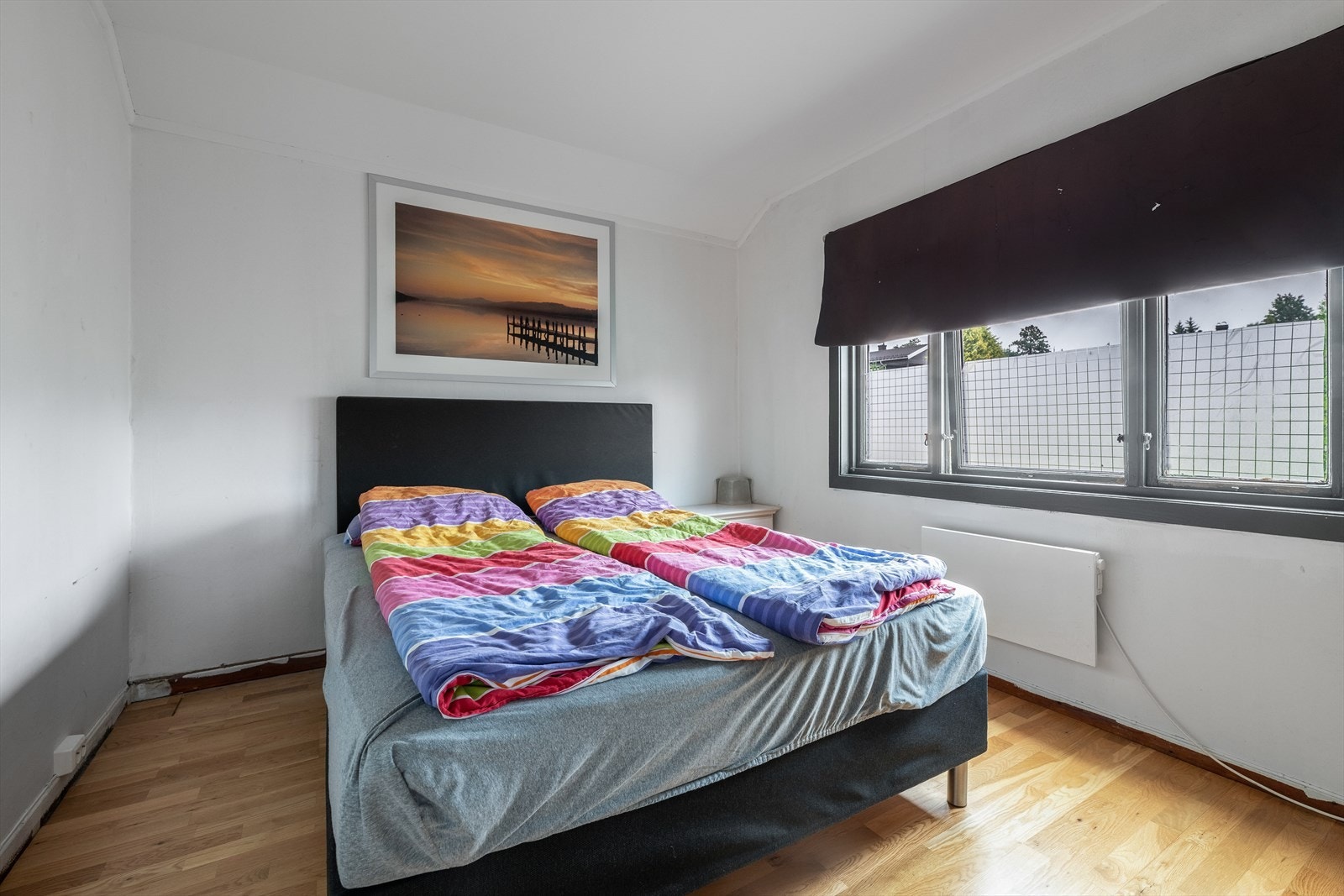 Boligens 2. etasje har fire soverom med hovedsakelig malte overflater Galleribilde