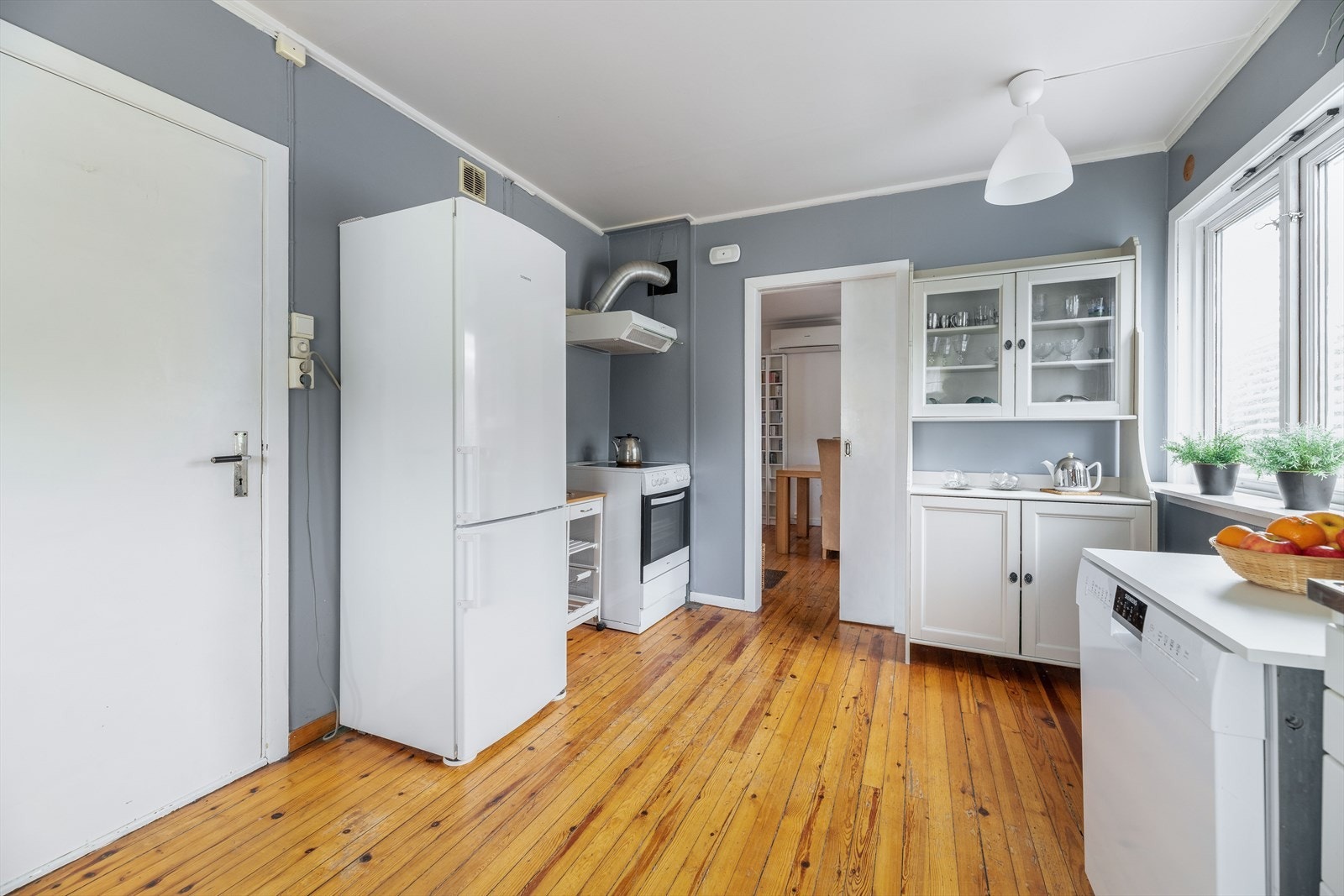 Frittstående hvitevarer og kjøkkenventilator med avtrekk ut. Galleribilde