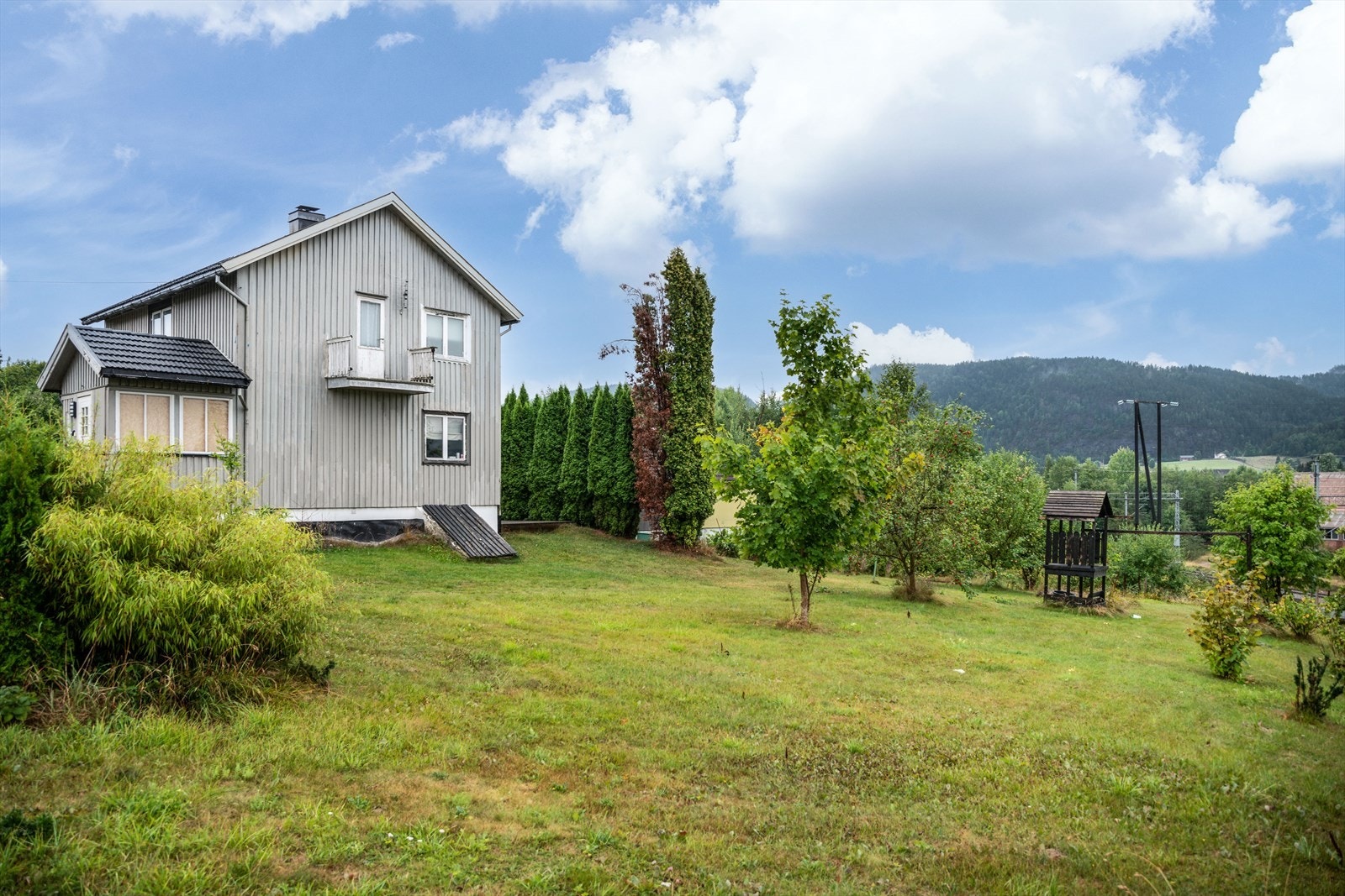 Frittliggende enebolig med stor og solfylt tomt, bestående av tre bruksnummer. Eneboligen er oppført i 1953 over to plan pluss kjeller, og har behov for vedlikehold og oppgraderinger. Galleribilde