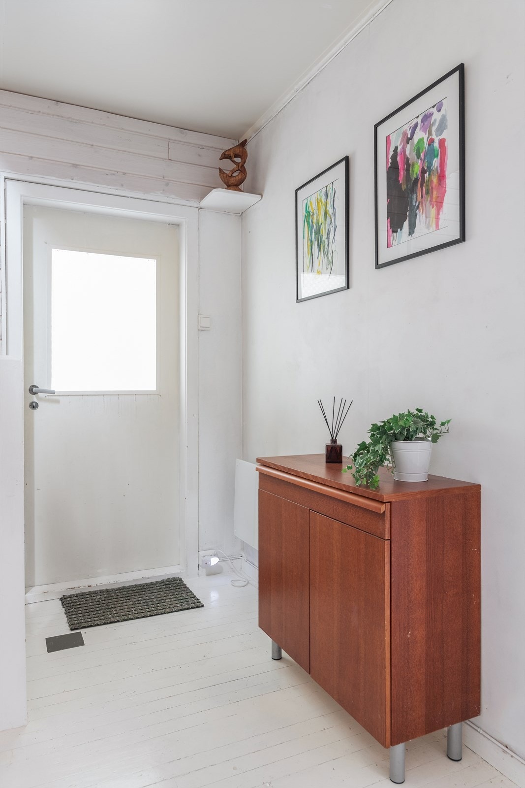 Lys entré inn til boligen og videre adkomst til gang. Galleribilde