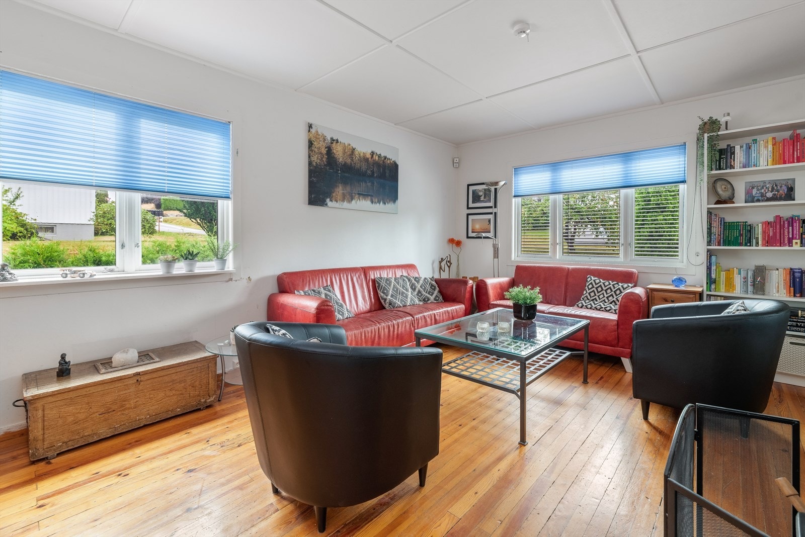 Vinkelstue med fin plass til å møblere med en spisestuedel og en del for sofagruppe. Galleribilde