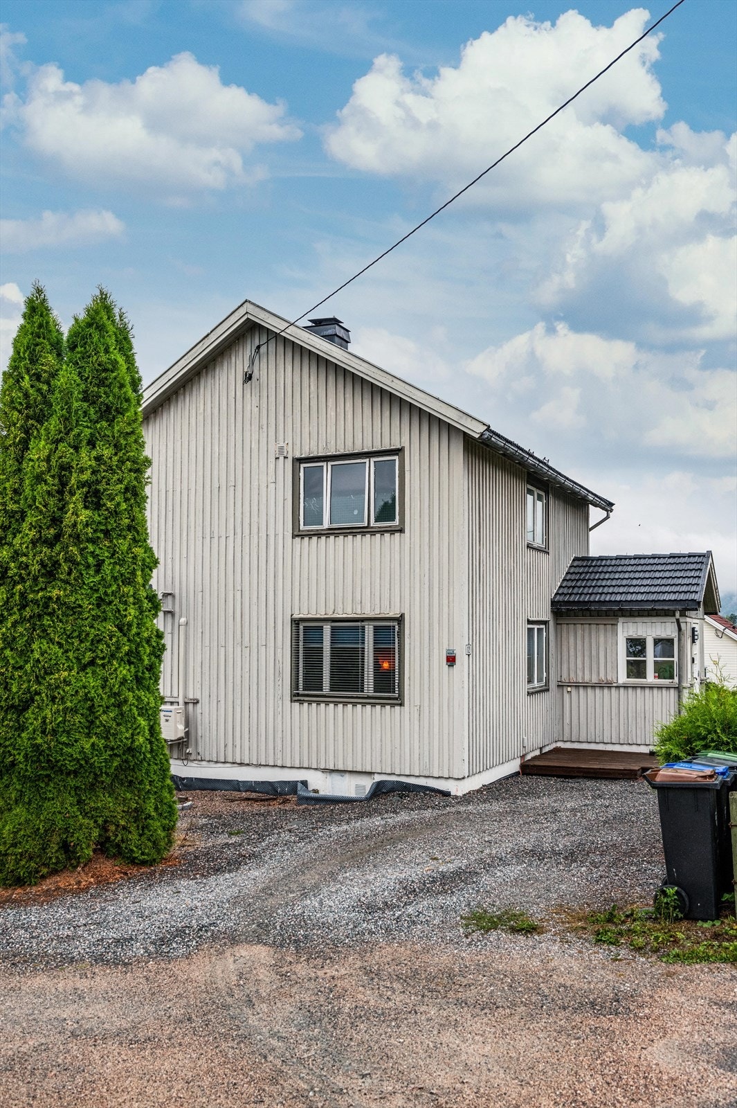 Parkering i gruset innkjørsel og gårdsplass. Galleribilde