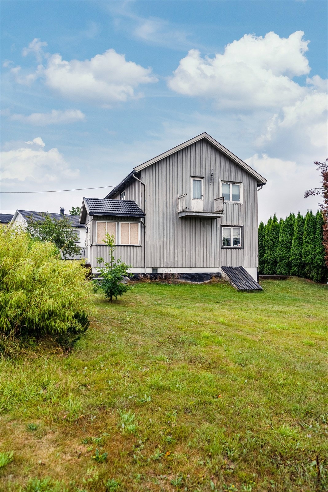 Det er kort vei til togstasjon og bussholdeplasser langs Tyrivegen og Hovedgata. Galleribilde