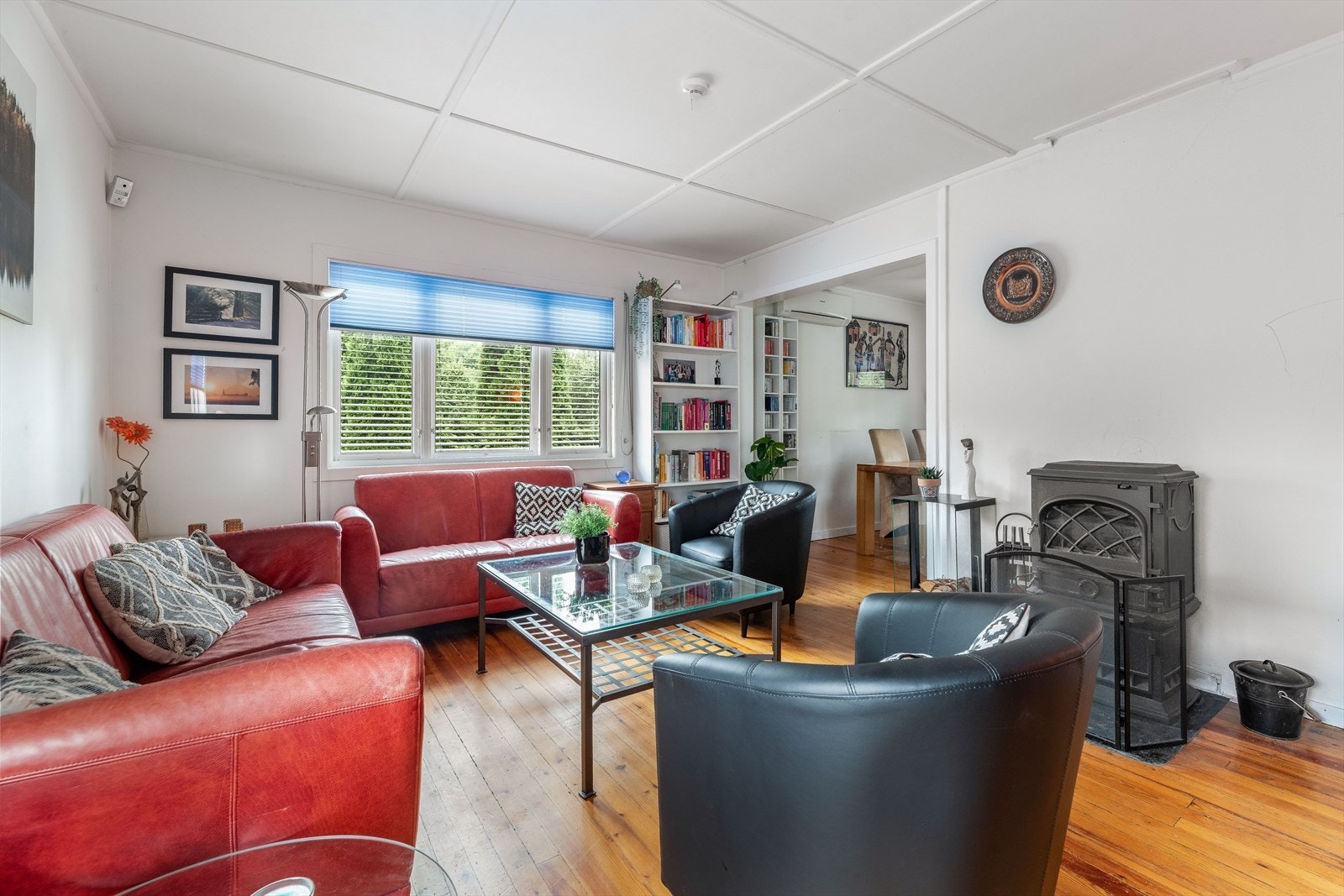 Det er vedovn i begge avdelingene. Lyse overflater på vegger og i himling og tregulv. Galleribilde