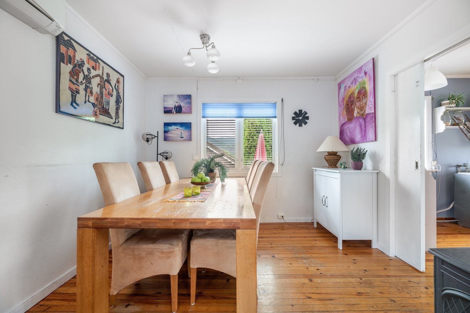 Skyvedør mellom kjøkken og stue. Galleribilde