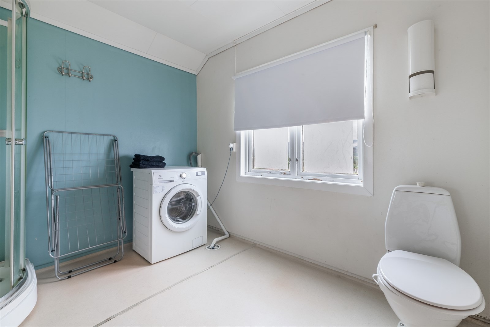 Videre er det utstyrt med dusjkabinett, toalett og opplegg og plass for vaskemaskin. Badet har elektrisk vifte med avtrekk ut. Galleribilde