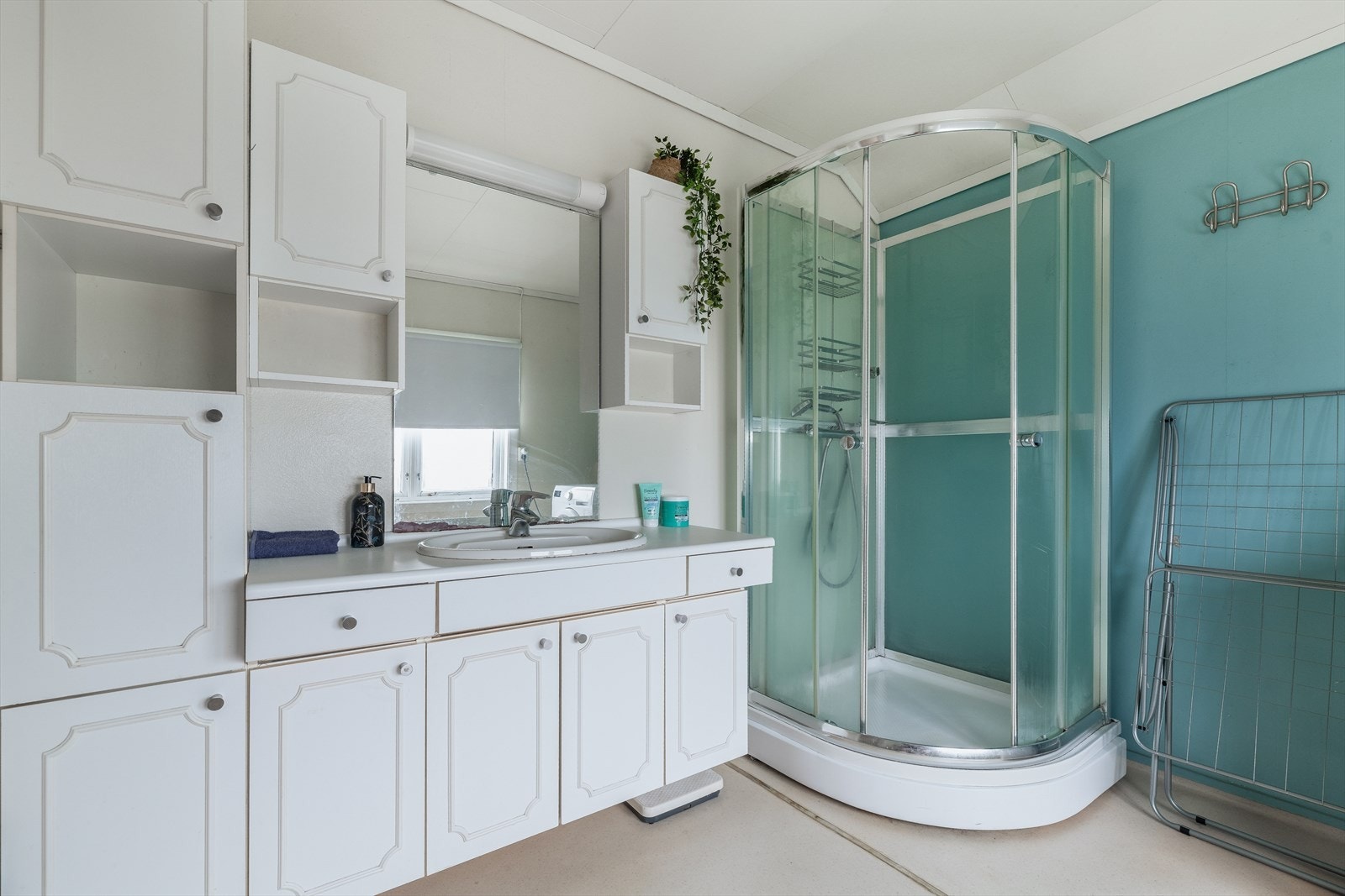 Stort bad i 2. etasje med vinylbelegg på gulv med varmekabler under, malte plater på vegg og i himling. Badet er av eldre dato og fremstår med behov for oppgraderinger. Galleribilde