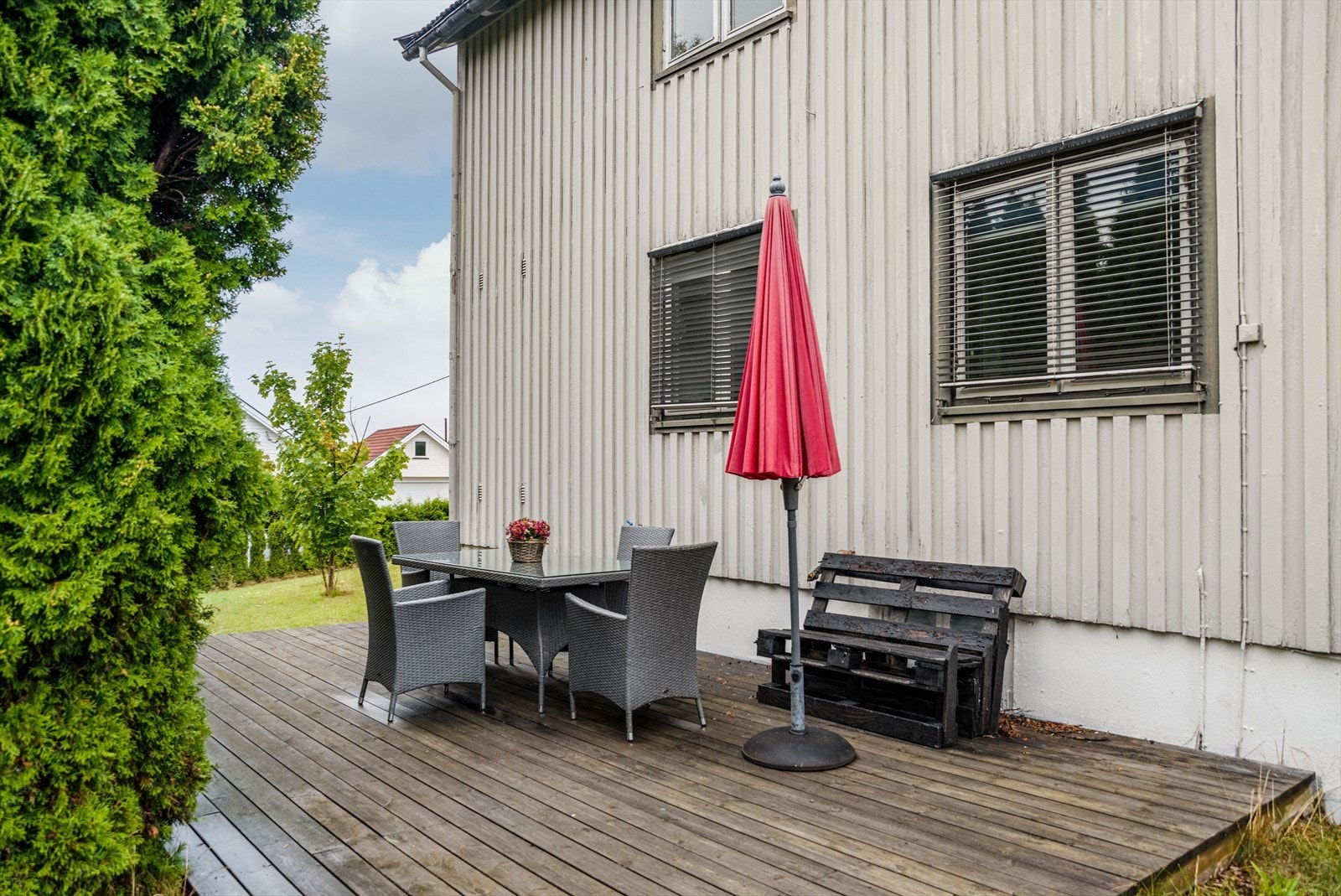 Boligen har to opparbeidede uteplasser med treterrasser. En ved inngangsparti på ca. 8 kvm og en på baksiden av huset ca. 25 kvm. Galleribilde