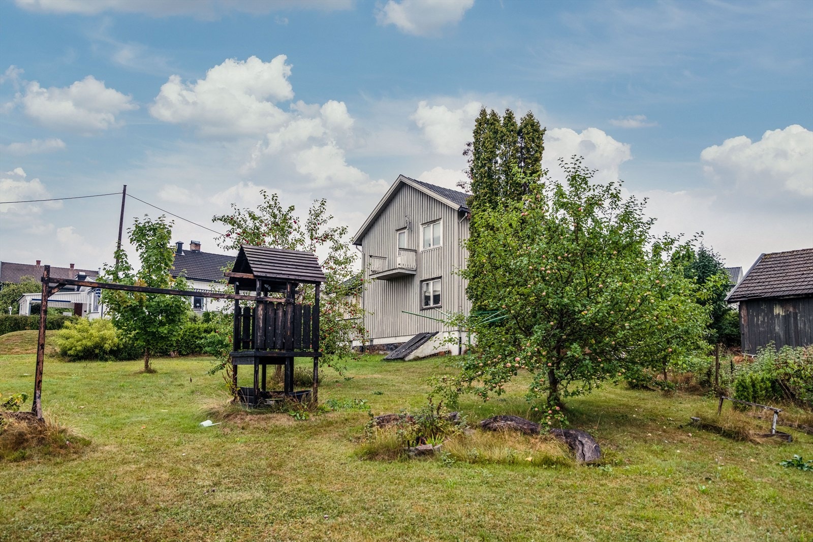 Bjervagate 12 ligger fritt og fint til på stor tomt i Lunde. Den har gode solforhold og flott utsyn over nærområdet! Galleribilde