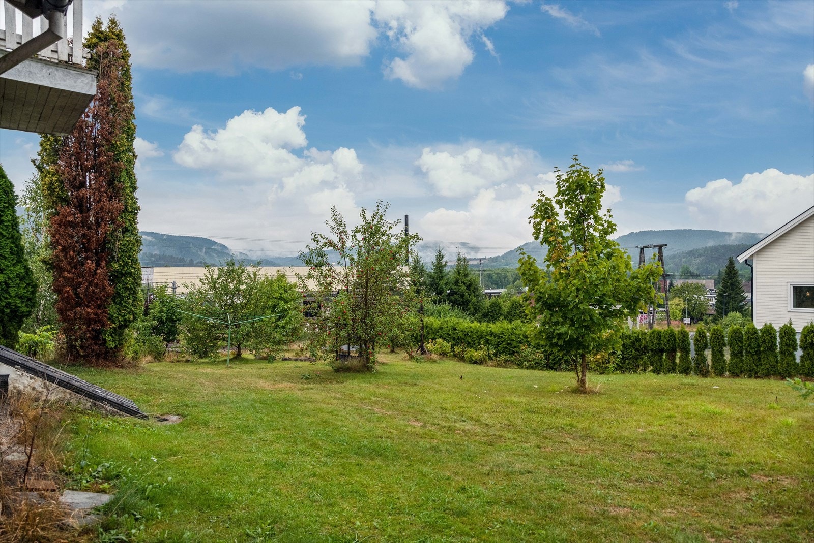 Eiet tomt på ca. 3 056 kvm totalt for de tre bruksnumrene. Tomten er relativt flat og opparbeidet med plen, beplantning og trær samt noe naturtomt. Galleribilde