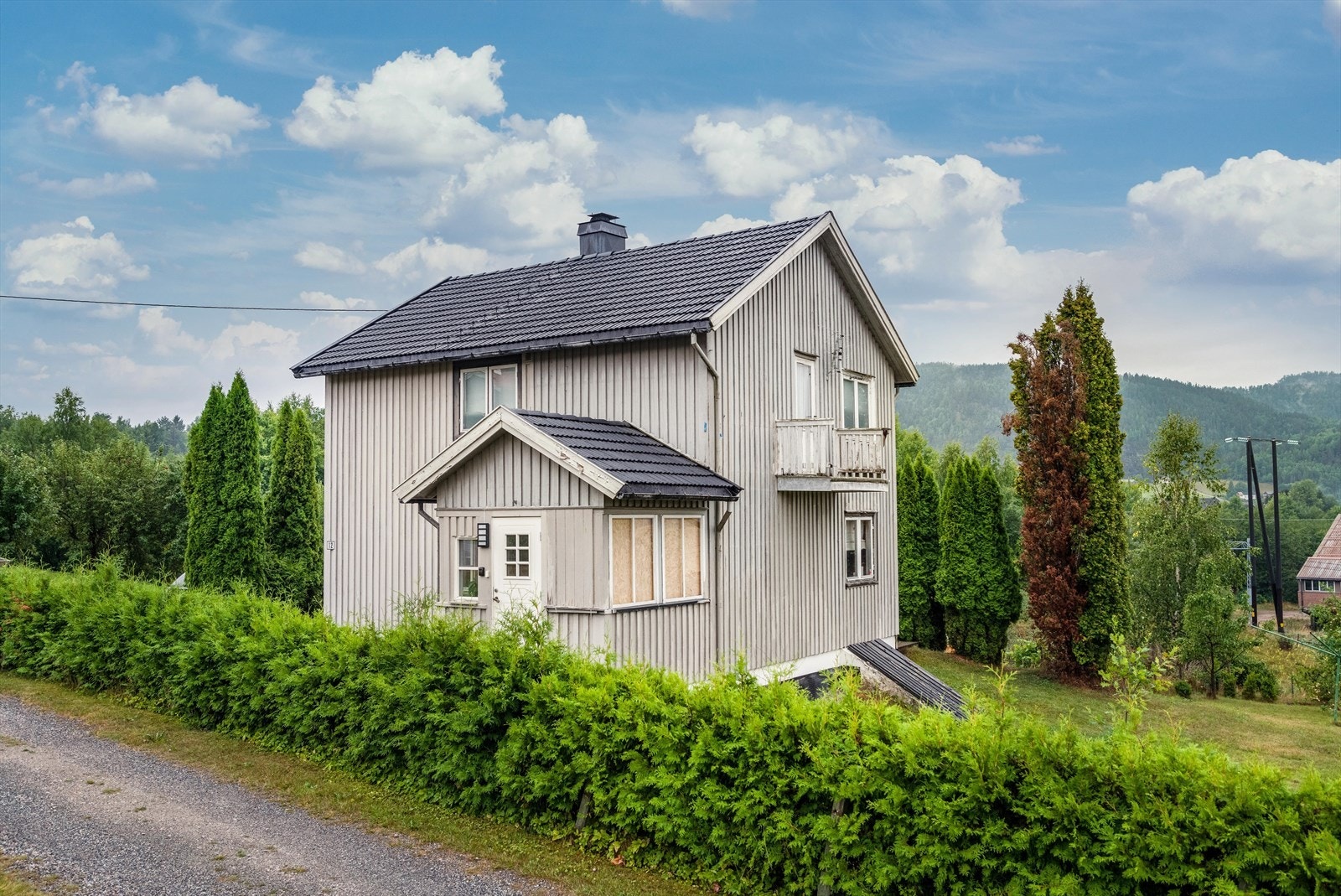 Boligområdet er veletablert og ligger sentralt til, med nærhet til dagligvareforretning, butikker og kollektivtilbud i Lunde sentrum. Galleribilde