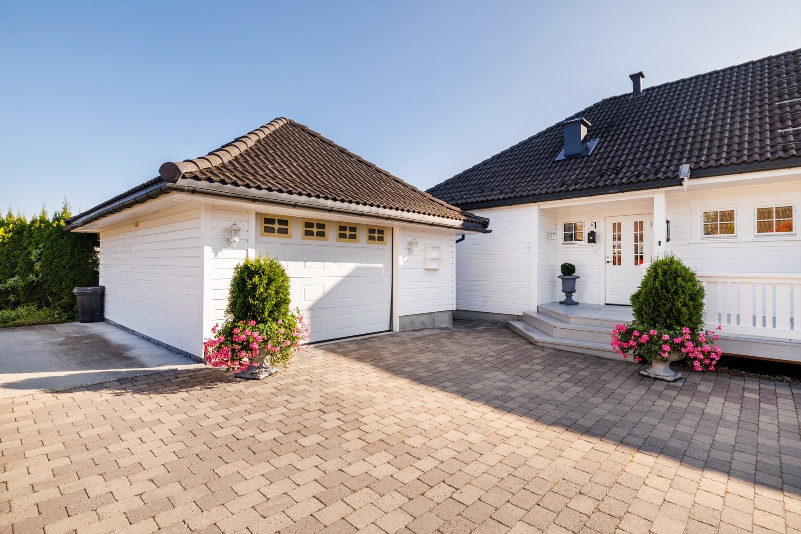 Gode parkeringsmuligheter i egen gårdsplass. I garasjen er det monetert el-billader. Galleribilde