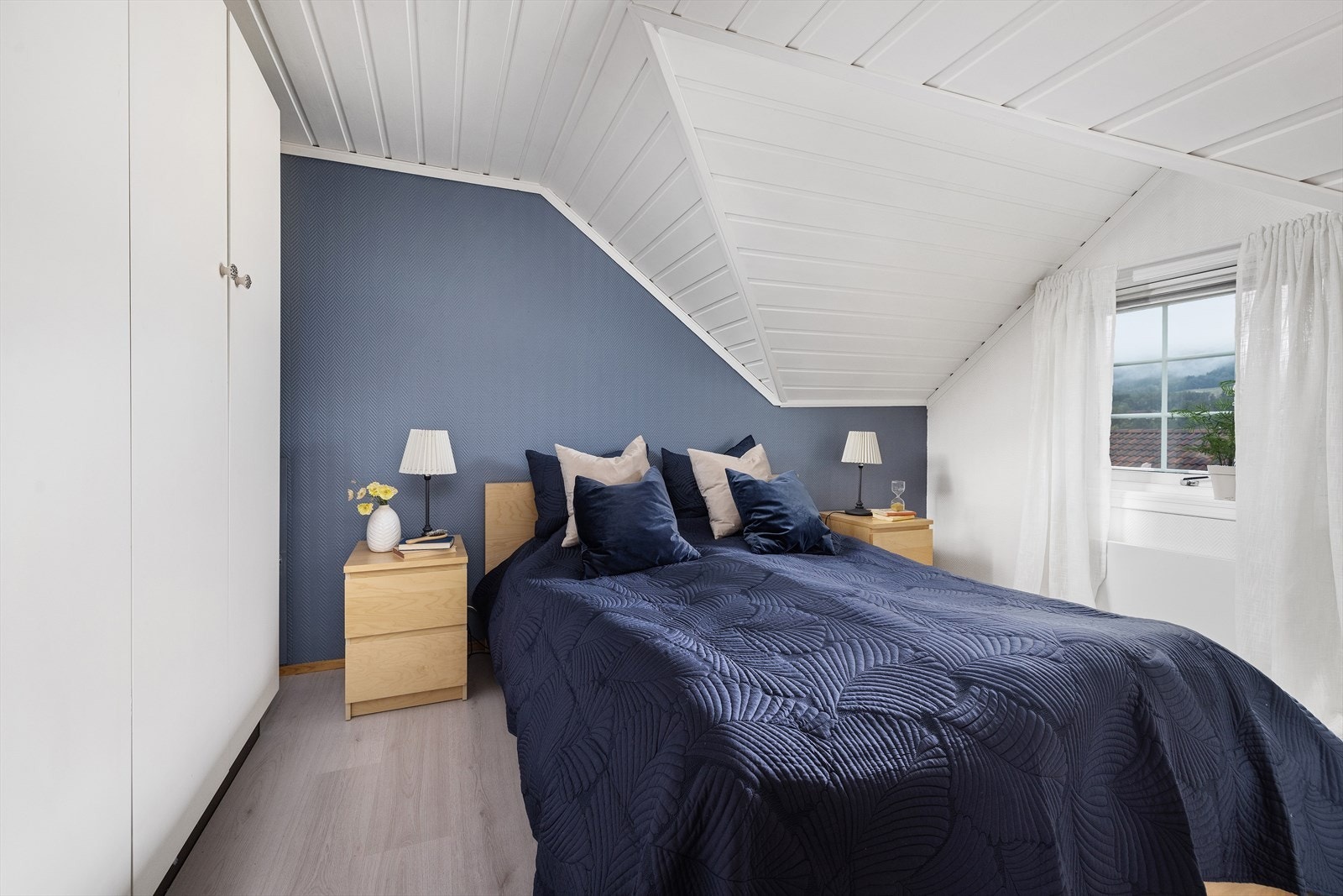 Rommet har god plass til både dobbeltseng og garderobe. Galleribilde