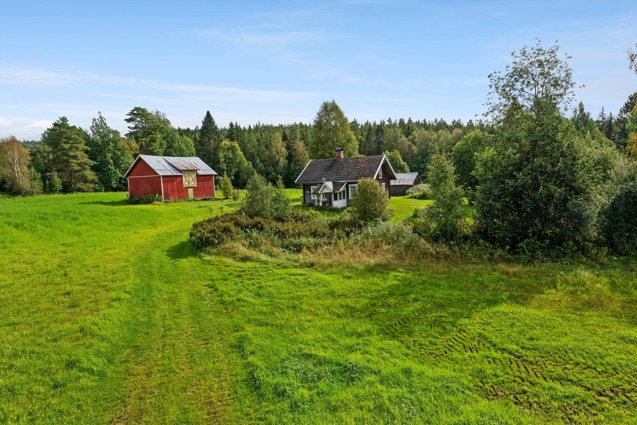 Idyllisk husmannsplass med enkle kår og eldre bygningsmasse Galleribilde