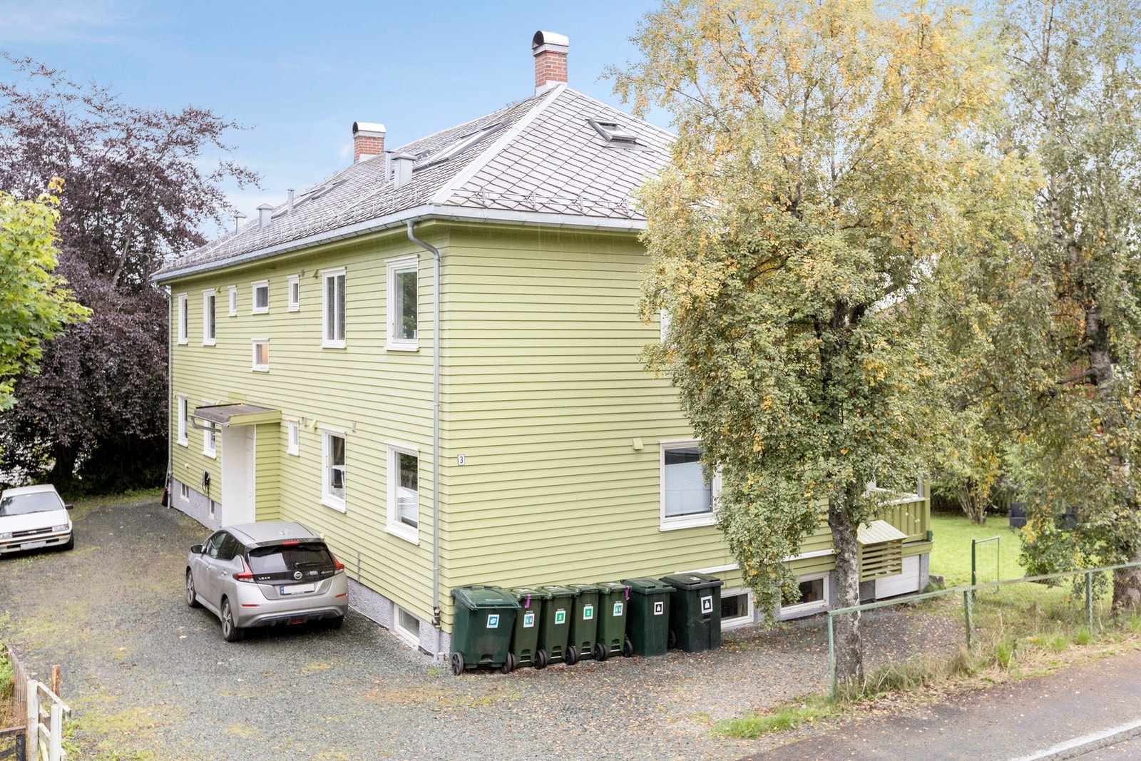 Det kan nevnes at skiftertaket på eiendommen ble lagt om i 2005. Drenering ble oppgradert i 1998. Galleribilde