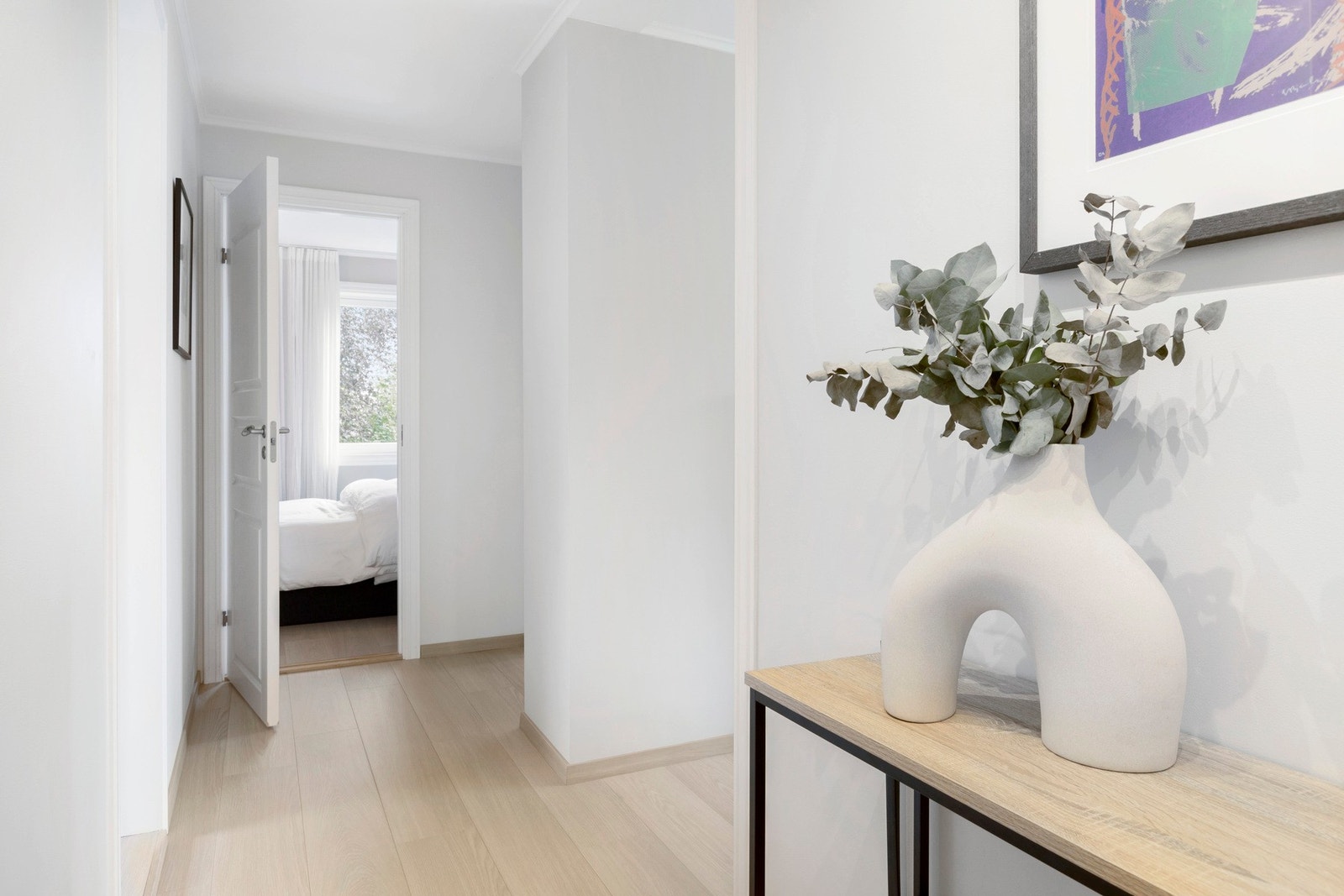 Leilighetens to soverom ligger rett fram i bildet. Hvorav det ene brukes som walk-in closet. Galleribilde