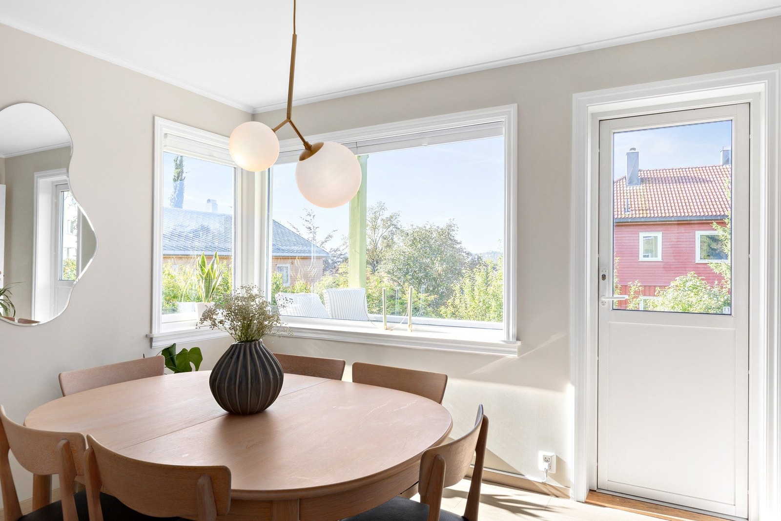 Her får du en nydelig spisestue med godt lys og ikke minst god utsikt. Galleribilde