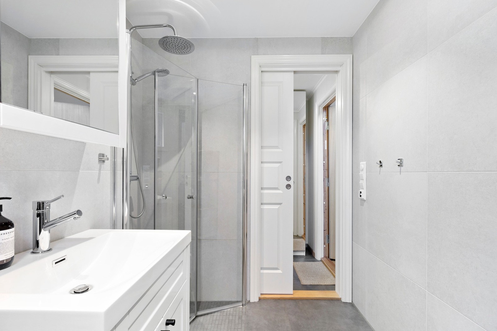 Badet har flislagt gulv med varmekabler og flislagte vegger. Spotter i tak for god og moderne belysning. Galleribilde