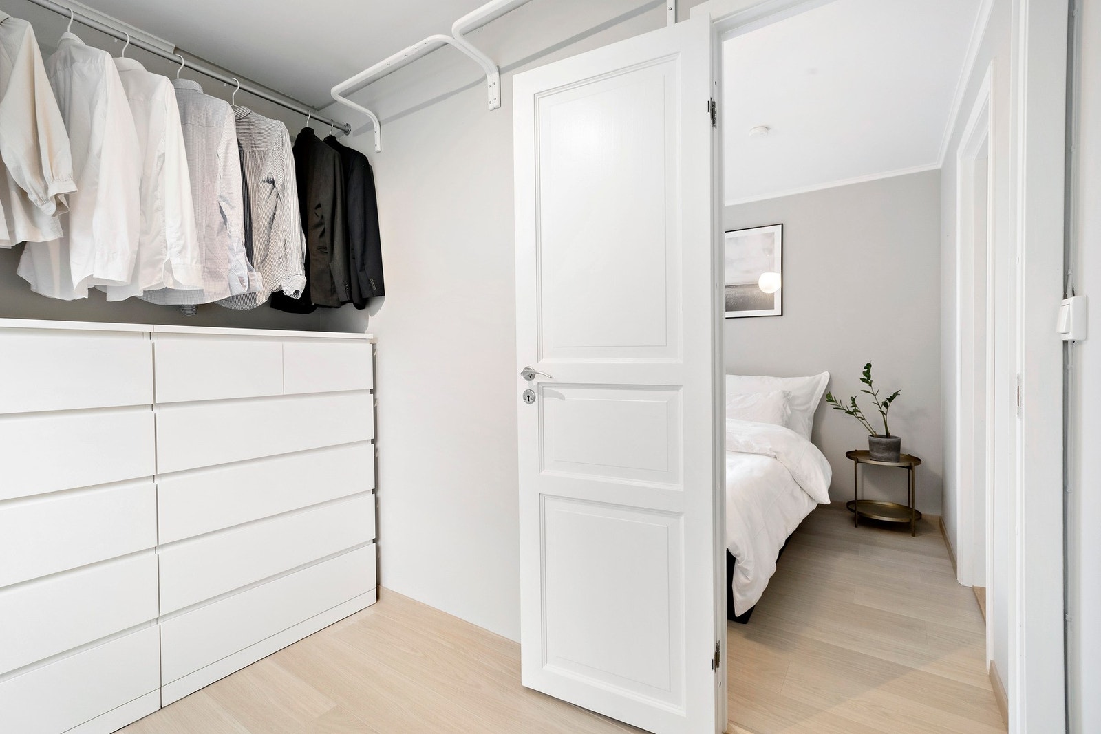 Fra soverommet er det dør inn til neste rom som i dag brukes til garderobe. Dette rommet er på 5,5 kvm. Galleribilde