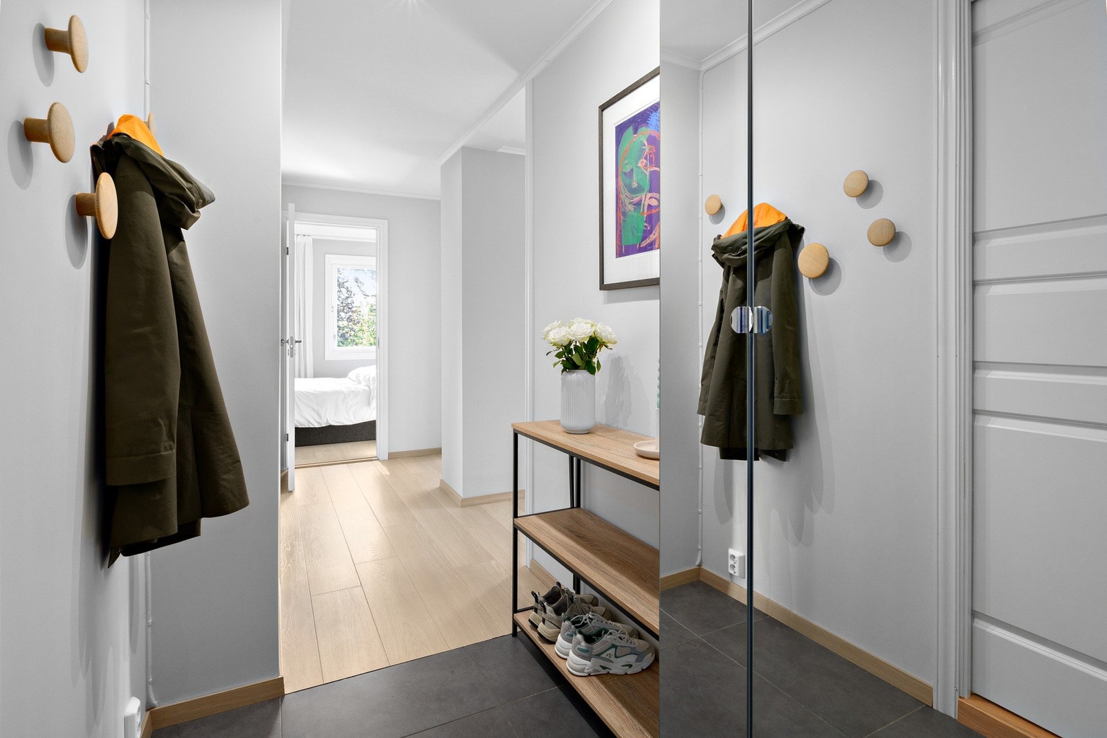 Her får du et særdeles godt førsteinntrykk av en lys og flott leilighet. Galleribilde